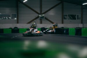 Un couple de personnes qui sont dans un kart
