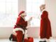 un homme déguisé en Père Noël et une femme déguisée en Père Noël