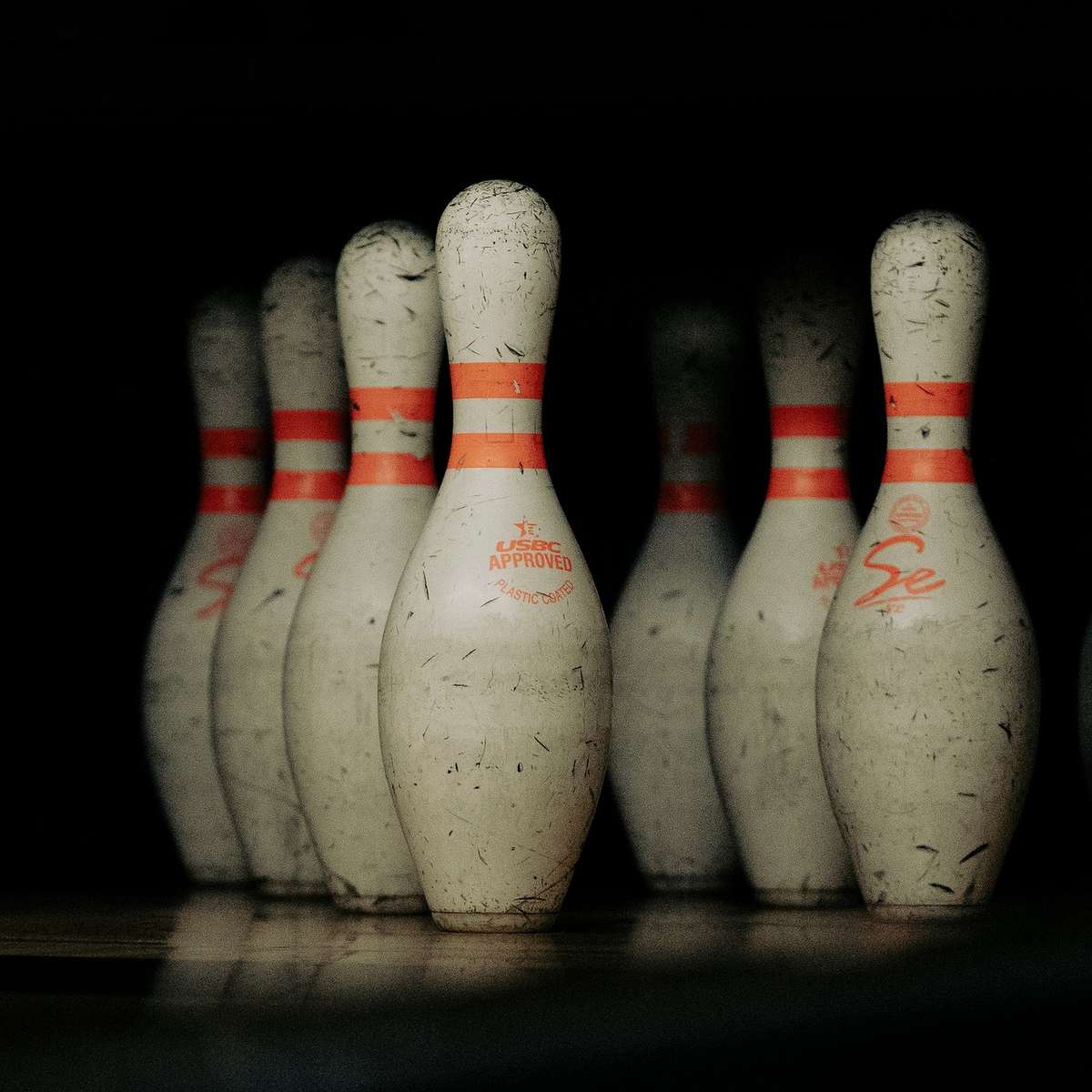Des chaussures de bowling posées au bord de la piste
