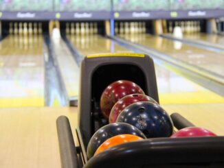 Balle de bowling dans le porte-balles, voie et quilles visibles