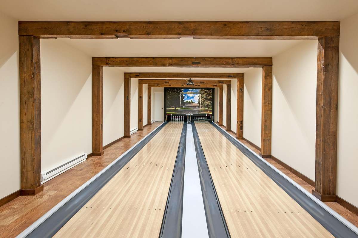 Allée de bowling intérieure avec pistes en bois et montants en bois Allée de bowling intérieure avec pistes en bois et montants en bois