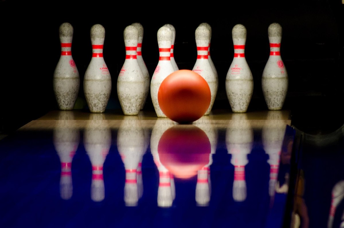 Un joueur lançant une boule sur une piste de bowling Un joueur lançant une boule sur une piste de bowling