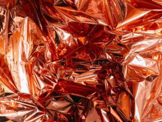 Feuille de papier aluminium froissée aux reflets cuivrés
