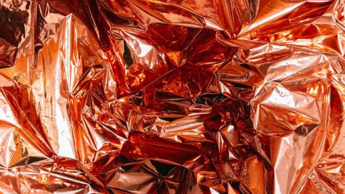 Feuille de papier aluminium froissée aux reflets cuivrés